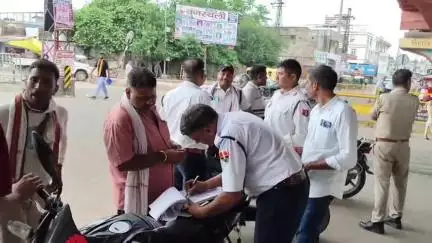 धौलपुर: गुलाब बाग चौराहे पर यातायात पुलिस ने चलाया सघन चेकिंग अभियान, वाहनों के चालान और ज़ब्ती की कार्रवाई