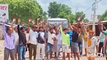 हरलाखी: पिपरौन-जटही बॉर्डर पर एसएसबी के खिलाफ दुकानदारों का प्रदर्शन और नारेबाजी