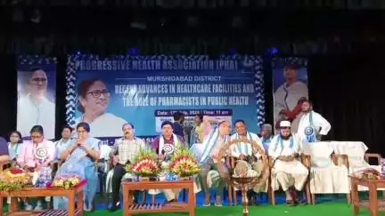 বহরমপুর: সারা বাংলার ফার্মাসিস্টদের নিয়ে আলোচনা সভায় বহরমপুরের হিজল অডিটোরিয়াম হলে  উপস্থিত  ডাঃ শশী পাঁজা