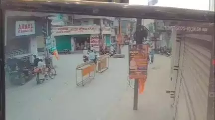 अंबिकापुर: महामाया चौक में तेज रफ्तार कार ने बैरिकेट को मारी टक्कर, स्कूटी सवार बाल-बाल बचा