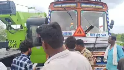 राळेगाव: हायड्रा क्रेनची टोमॅटो घेऊन जाणाऱ्या ट्रकला धडक महामार्गावरील वाहतूक ठप्प कारेगाव फाट्यासमोरील घटना