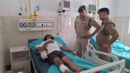 रुद्रपुर: रुद्रपुर पुलिस मुठभेड़ की जानकारी लेने जिला अस्पताल पहुंचे प्रभारी सीओ, कोतवाल से ली जानकारी