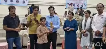 हल्द्वानी: हल्द्वानी के मिनी स्टेडियम में आयोजित जिला स्तरीय बैडमिंटन प्रतियोगिता के समापन समारोह में कमिश्नर दीपक रावत पहुंचे
