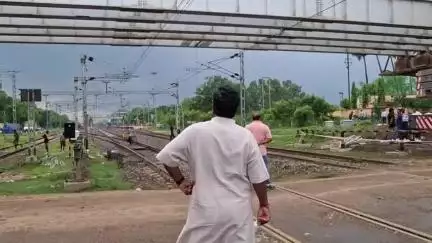 সিউড়ি ১: সিউড়ির হাটজন বাজারে গাডার তোলার কাজ পরিদর্শন করতে উপস্থিত হলেন সিউড়ি বিধানসভার বিধায়ক