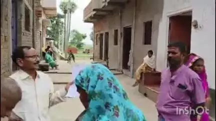 कुर्था: कुर्था डीह पहुंचे प्रखंड शिक्षा पदाधिकारी, मतदाताओं को दस्तावेज जमा करने के लिए किया प्रेरित