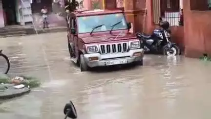 महुआ: महुआ नगर परिषद क्षेत्र के वार्ड 20 में बारिश के बाद जलजमाव से नारकीय स्थिति, लोग परेशान