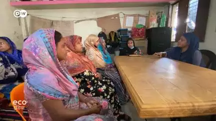 बांग्लादेश की झुग्गियों में महिलाएं जलवायु परिवर्तन से साथ में लड़ रहे हैं