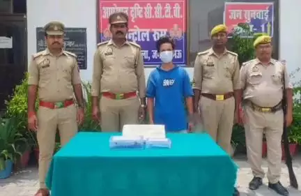 मऊ: नोमानी गेट डोमनपुरा से चोरी का लैपटॉप, मोबाइल, तमंचा और कारतूस के साथ एक अभियुक्त को पुलिस ने किया गिरफ्तार