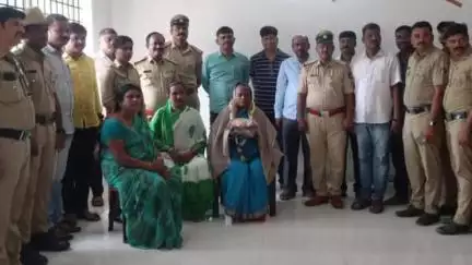 ಕಂಪ್ಲಿ: ನಗರದ ಪೊಲೀಸ್ ಠಾಣೆಯಲ್ಲಿ ಸಮಾಜ ಸೇವೆಯ ಮಾದರಿಯಾದ ಮಂಗಳಮುಖಿ ರಾಜಮ್ಮ ರವರಿಗೆ ಪಿಐ ವಾಸುಕುಮಾರ್ ರವರಿಂದ ಗೌರವ ಸನ್ಮಾನ