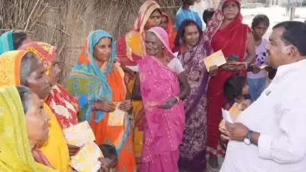 मोतिहारी: मोतिहारी में प्रधानमंत्री के आगमन को लेकर गन्ना एवं उद्योग मंत्री ने आम लोगों को दिया आमंत्रण पत्र