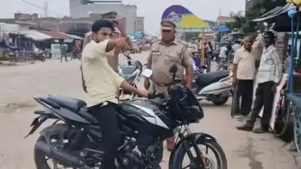 ताखा: ऊसराहार पुलिस ने थाना क्षेत्र के विभिन्न चौराहों और प्रमुख स्थानों पर चलाया सघन चेकिंग अभियान