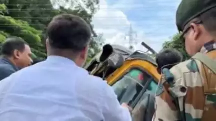 উদয়পুর: টেপানিয়া পার্কের নিকট একটি যাত্রীবাহী অটো দূর্ঘটনায় কবলে,দেখতে পেয়ে আহতদের উদ্ধারকার্যে নামে রাজ্যের পর্যটনমন্ত্রী