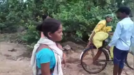 अल्बर्ट एक्का (जारी): पीठ पर बच्चा सिर पर राशन, मगरूतला के ग्रामीण जंगल के पथरीले रास्ते में चलने को मजबूर #jansamasya
