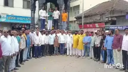 नांदगाव: गडकिल्ल्यांना बहुमान मिळाल्याने रिपाई आणि शिवसेनेच्या वतीने छत्रपती शिवाजी महाराजांच्या पुतळा अभिवादन