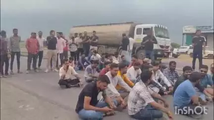 धार: इंदौर-अहमदाबाद राष्ट्रीय राजमार्ग पर करणी सेना का प्रदर्शन, जीवनसिंह की रिहाई की मांग को लेकर दिया धरना