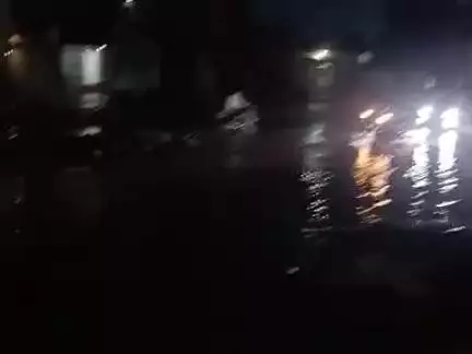 नया गांव रोड दुकानों के सामने पानी भरा हुआ है और इससे वाहन चालकों को बड़ा नुकसान हो रहा है  गोरम गौतम ऐसे ठीक कारो#पलवल