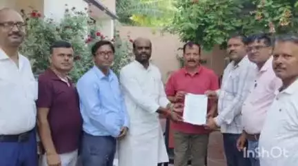 महुआ: बिहार प्रारंभिक शिक्षक संघ की वैशाली इकाई ने हाजीपुर विधायक से मिलकर ज्ञापन सौंपा