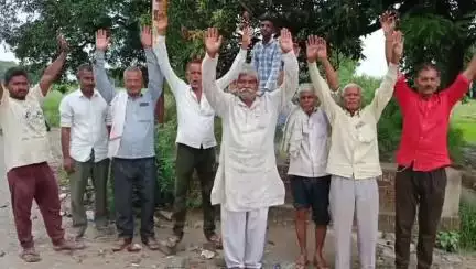 तिर्वा: इंदरगण के पूराराय और बरियामऊ के ग्रामीणों ने चंदा जोड़कर कराई रजवाहा की सफाई, जताई नाराजगी #jansamasya