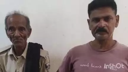 मधेपुरा: सदर थाना पुलिस ने प्रोफेसर कॉलोनी में छापामारी कर फरार शराबी वारंटी अभियुक्त चंदन रजक को गिरफ्तार किया
