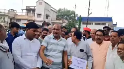 दमोह: बढ़ते बिजली बिल के विरोध में जिला कांग्रेस कमेटी ने किया प्रदर्शन, ज़िला प्रशासन को सौंपा ज्ञापन