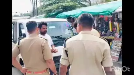पीथमपुर: पीथमपुर में ट्रैफिक पुलिस ने रविवार को शहर के प्रमुख चौराहों पर वाहन चेकिंग अभियान चलाया