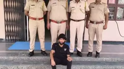 झुंझुनू: गुढागौड़जी पुलिस ने जानलेवा हमले के प्रकरण में वांछित ₹10,000 के इनामी आरोपी व हिस्ट्रीशीटर रोहित महला को किया गिरफ्तार