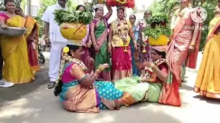 ఖమ్మం అర్బన్: ఖమ్మంలో అంగరంగ వైభవంగా  కనకదుర్గ ఆలయంలో ఆషాడ మాస బోనాలు