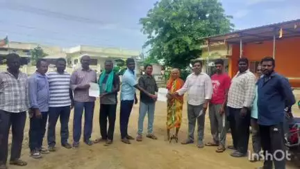 బాల్కొండ: లబ్దిదారులకు సీఎం రిలీఫ్ ఫండ్ చెక్కులను పంపిణీ చేసిన కాంగ్రెస్ నాయకులు