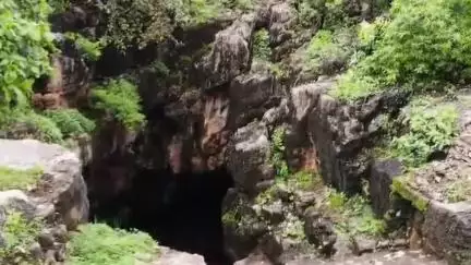 बड़ा मलेहरा: सावन में श्रद्धालुओं से गुलजार हुई सड़वा की रहस्यमयी गुफा
