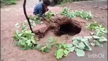 कराहल: सेमरा पुलिया में बड़ा गड्ढा बना हादसे का कारण, सड़क की घटिया गुणवत्ता से ग्रामीण नाराज़