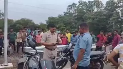 बिंद्रानवागढ़ गरियाबंद: देवभोग में दो बाइक सवार युवक डिवाइडर से टकराए