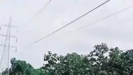 कसमार: दुर्गापुर गांव में ट्रांसमिशन लाइन का तार छूने से घरों के उपकरण जले, ग्रामीणों में दहशत