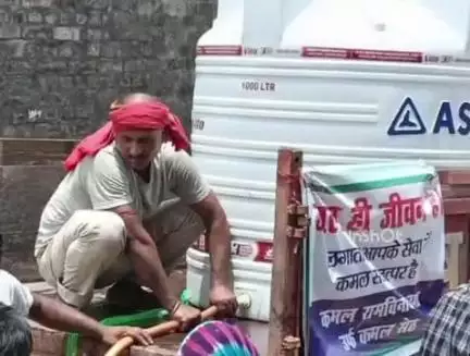 बेनीपुर: राजद नेता कमल सेठ जल संकट से जूझ रहे ग्रामीणों की मदद के लिए आगे आए, निजी खर्चे पर भेज रहे हैं वॉटर टैंकर
