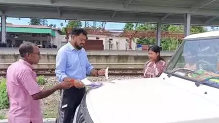 কুমারগ্রাম: কামাখ্যাগুড়িতে ট্রেন থেকে নেমে 2 ছাত্রীর স্কলারশিপের ফর্মে স্বাক্ষর করলেন বিধায়ক