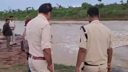 बिरसिंहपुर: ग्राम मदनी खाम्हा में बाढ़ग्रस्त नदी में मछली पकड़ रहे मछुआरों के जाल को पुलिस ने फेंका, नदी के पास न आने की दी समझाइश