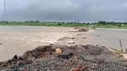 ইলামবাজার: ইলামবাজার ব্লকের জয়দেব ফেরিহাট বিপদসীমার ওপরে নদীর জল বয়ে যাওয়ার কারণে ফেরিঘাট ভেঙ্গে যায় এবং যোগাযোগ বিচ্ছিন্ন হয়