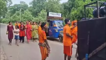 ଓରିଏଣ୍ଟ: ବ୍ରଜରାଜନଗର ସ୍ଥିତ ଓରିଏଣ୍ଟ ପେପର ମିଲ ନିକଟ ଇବ ନଦୀ ଘାଟରୁ ଜଳ ନେଇ ଗଡ଼ ହିମଗିରକୁ ବୋଲବମ ଯାତ୍ରା ଆରମ୍ଭ କଲେ ଶ୍ରଦ୍ଧାଳୁ