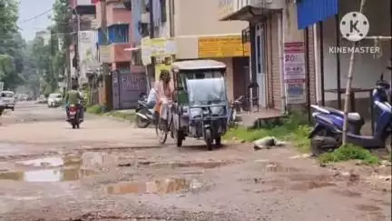 ঝাড়গ্রাম: ঝাড়গ্রাম পৌরসভার একাধিক ওয়ার্ডে রাস্তার বেহাল দশা,রাস্তা সংস্কারের দাবি শহরবাসীর,প্রশাসনার বিরুদ্ধে ক্ষোভ
 #jansamasya