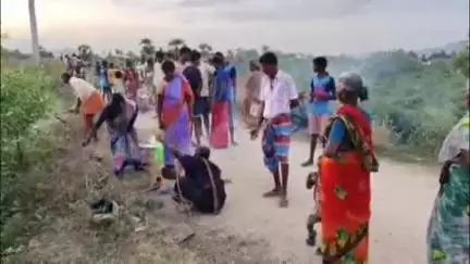 காட்பாடி: வள்ளிமலை ஏரிக்கரை பகுதியில் விவசாயம் செழிக்கவும் மழை வேண்டியும் ஒப்பாரி வைத்து நூதன முறையில் வருண பகவானிடம் பெண்கள் வேண்டுதல்