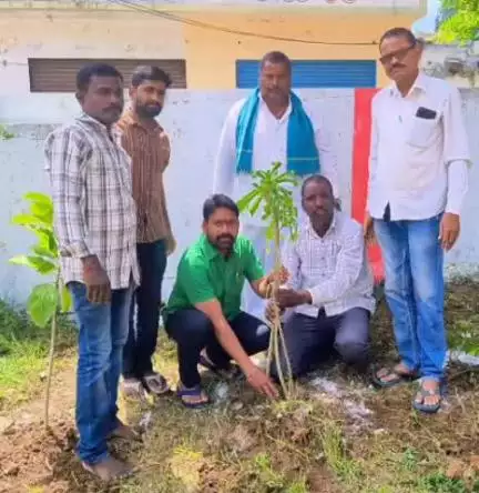 ఆర్మూర్: ఆర్మూర్ జంబి హనుమాన్ ఆలయంలో వన మహోత్సవంలో  మొక్కలు నాటిన ఆలయ కమిటీ చైర్మన్