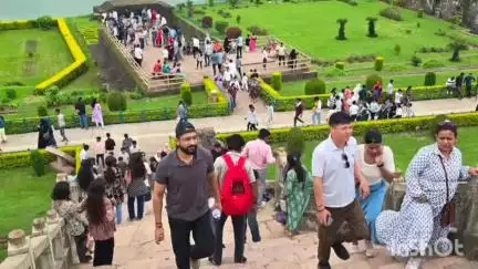 धार: मांडू में रविवार को उमड़ी पर्यटकों की भारी भीड़, 30 हजार से अधिक पर्यटकों ने स्मारकों का किया भ्रमण
