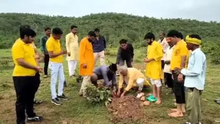 दमोह: नॉनपानी ग्राम में गायत्री परिवार दमोह द्वारा 151 पौधों का रोपण, ग्रामीणों को पर्यावरण संरक्षण का संदेश