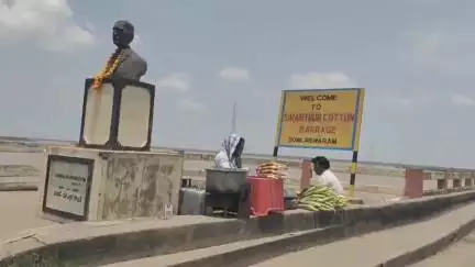 రాజమండ్రి సిటీ: ధవళేశ్వరం కాటన్ బ్యారేజ్ వద్ద తగ్గుముఖం పట్టిన గోదావరి వరద ప్రవాహం : నీటిపారుదల శాఖ అధికారి శ్రీనివాస్