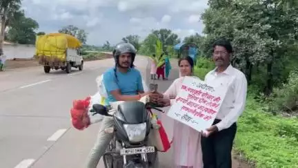 बड़वारा: बड़वारा में समाजसेवी संस्था का अनूठा अभियान, यातायात नियमों का पालन करने वालों को फलदार पौधे भेंट किए