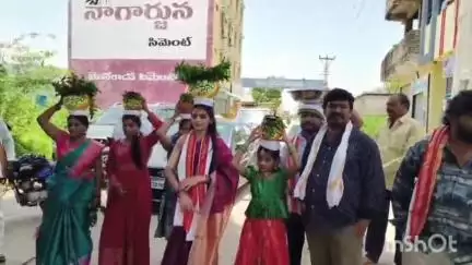 వేములవాడ: బద్ది పోచమ్మకు భక్తిశ్రద్ధలతో బోనాలు సమర్పించిన కలవి వనం సినిమా సభ్యులు
