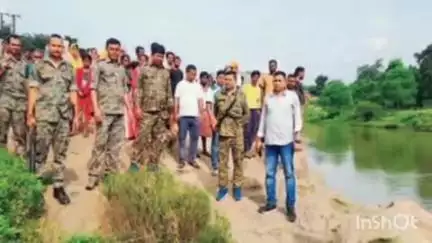 रामगढ़: नलकारी नदी पार करते समय तेज बहाव में बहा सौदा डी जयनगर निवासी कालेश्वर करमाली, गोताखोर तलाश में जुटे
