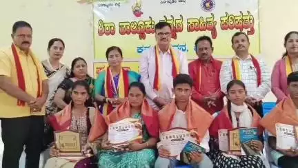 ತುಮಕೂರು: ಪಟ್ಟಣದ ಕನ್ನಡ ಭವನದಲ್ಲಿ ಎಸ್ಎಸ್‌ಎಲ್‌ಸಿ, ಪಿಯು ವಿದ್ಯಾರ್ಥಿಗಳಿಗೆ ಪ್ರತಿಭಾ ಪುರಸ್ಕಾರ ಕಾರ್ಯಕ್ರಮ
