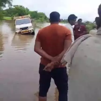 निवाड़ी: बछौड़ा पंचायत में बरुआ नाले को पार करने के क्रम में बिगड़ा पिकअप का संतुलन, नाले में जा घुसा वाहन