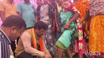 जगदलपुर: जीरागांव में चरण पादुका वितरण कार्यक्रम का आयोजन, सांसद महेश कश्यप ने तेंदूपत्ता संग्राहकों को चरण पादुका का किया वितरण