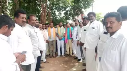 కోరుట్ల: వెల్లులలో పోచమ్మ నుంచి మహాలక్ష్మి దేవాలయం వరకు చేపట్టిన రోడ్డు నిర్మాణ పనులను పరిశీలించిన కాంగ్రెస్ నేత నర్సింగారావు